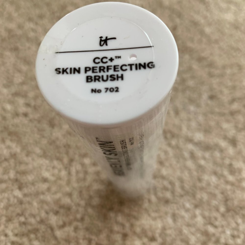 It cosmetics heavenly skin CC skin perfecting brush - Picture 3 of 6